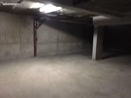 loue place de parking sous sol