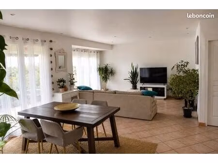 maison 127 m² + t2 + dépendances + piscine sur 8000 m²