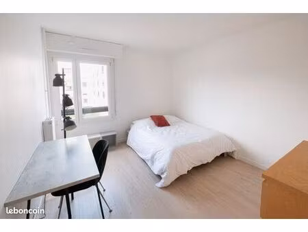chambre meublée dans t4 de 81m2 avec balcon