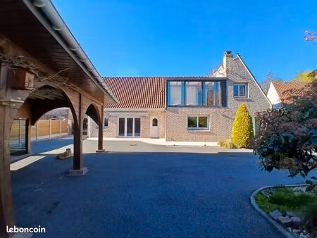 maison en campagne rénovée récemment avec grand jardin paysager