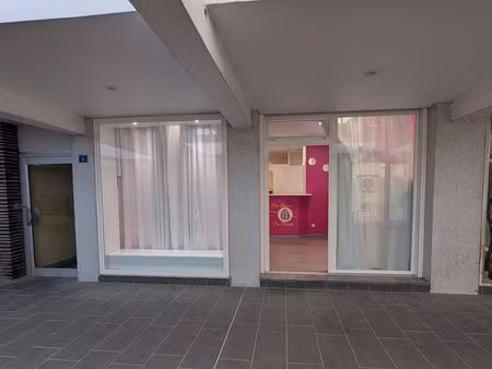 local commercial avec charges incluses (chauffage/eau + électricité) et réserve chauffée
