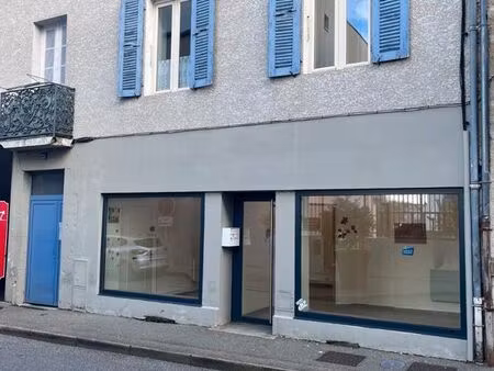 local commercial belle visibilité  7ml de vitrine en centre oyonnax