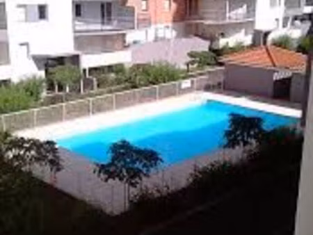 t2 meublé avec terrasse et piscine – parking – proche tram clermont ferrand