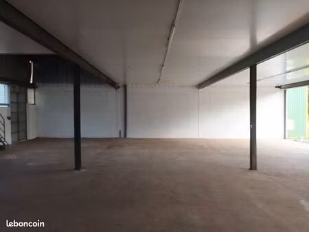 local industriel  ■local à fond perdu. ■possède une porte 5 x 2 90 coulissante ■une porte 