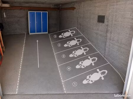 place de parking moto sécurisée