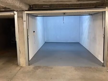 grand garage neuf fermé de standing sécurisé