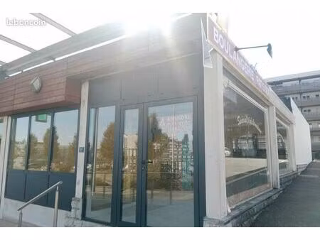local commercial d’angle – 170 m² – forte visibilité