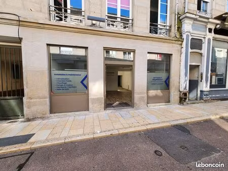 local professionnel 78 m² – vitrine  plain-pied  double accès – saint-chamond centre
