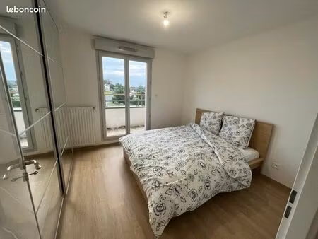 beautiful  bright penthouse apartment (top floor) with 3 bedrooms available for rent from 