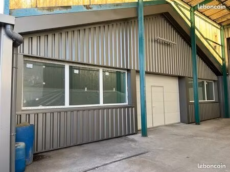 a loue depot 450m2 avec cour commune et clôturer avec coin bureaux excellent pour stockage