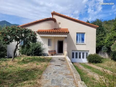 spacieuse villa avec piscine