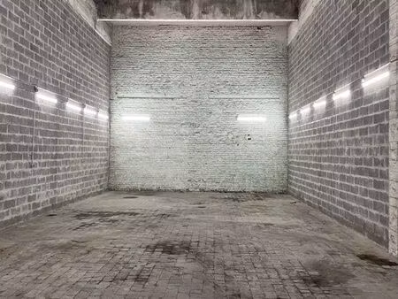 entrepôt sécurisé 108m2 grand rideau et grande hauteur sous plafond