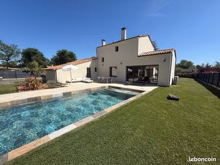 maison rénovée 241 m2 de surfaces utiles piscine/ garage/ pool house/ 1600m2 de terrain pa
