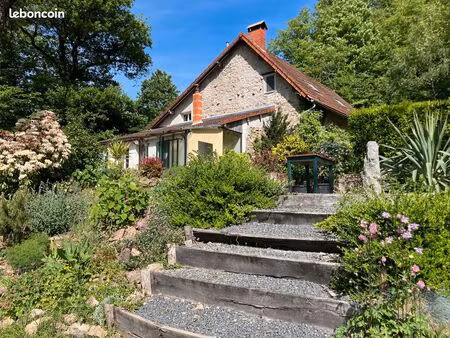 belle maison de caractère sur 1 65 ha de terrain  située au calme dans le sud-morvan