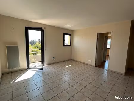 à issoire  appartement f2 à louer avec balcon  cave et garage