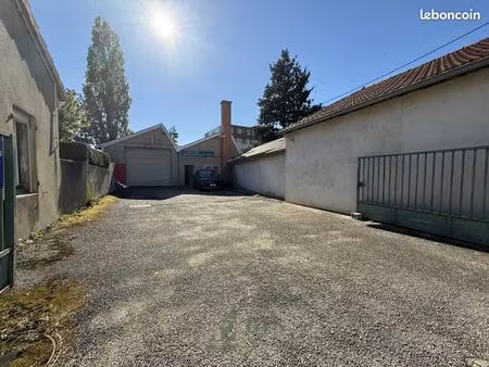 local 300 m² le coteau
