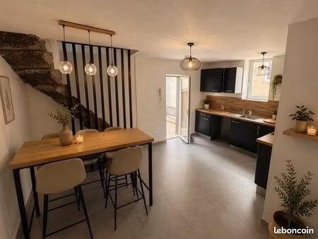 maison de ville 108 m2 avec garage fermé . 3 chambres ( 10  12 5 et 13 m2 ) . cuisine équi