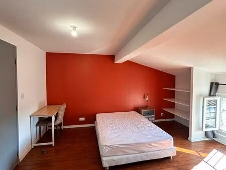 magnifique chambre meublée avec salle d’eau privative dans belle maison de ville. emplacem