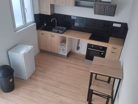 maisonettr 30 m2 refait a neuf avec cour de pres de 45m2 centre ville vic derriere la rue 