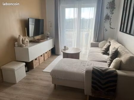 charmant f2 entièrement rénové – dernier étage – balcon plein sud – box fermé – arpajon