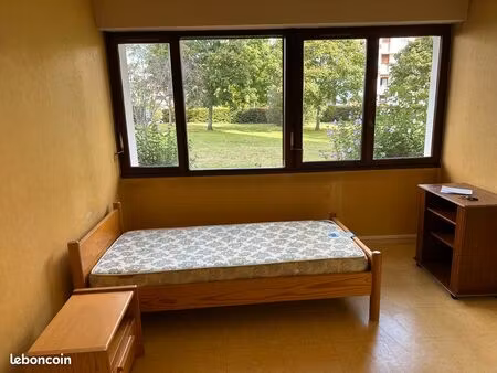 chambre de 14 m2 avec salle d’eau