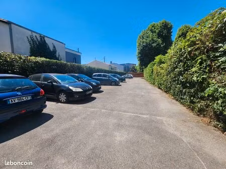 place de parking extérieur
