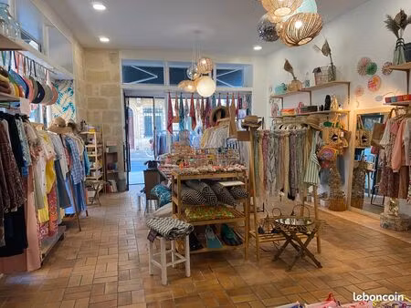 boutique /local commercial d'angle belle vitrine prox triangle