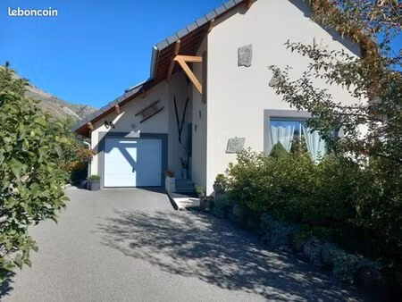 belle maison à louer à l'année (ancelle)