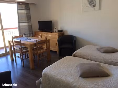beau studio centre 30m2 avec terrasse et parking