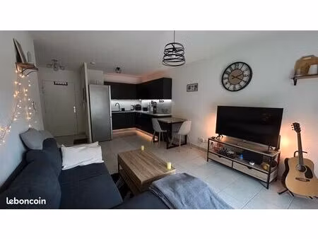 appartement t2 très récent au calme avec grand balcon et place de parking privative