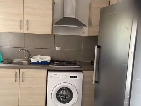 appartement équipé de cuisine frigo machine à laver douche italienne grande chambre salons