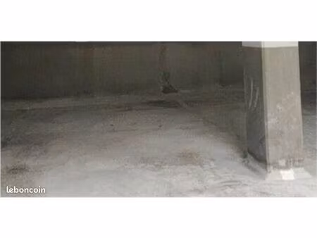 place de stationnement en sous-sol parking securisé