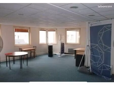 local professionnel de 110 m2 à louer dans un immeuble place de république  en pied de gar