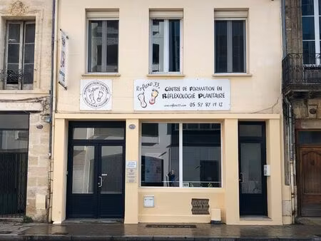 local de 156 m2 environ + 20 m2 de cave  avec vitrine donnant sur la rue fondaudege  borde