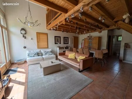 maison avec piscine et jardin