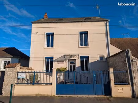 maison en pierre . 6 pièces . 147m2