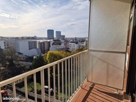 studio avec balcon et vue dégagée