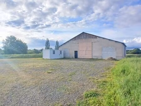 dépôt / local de stockage / entrepôt / hangar