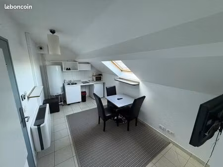 f2 meublé à louer – location au mois  770 tout compris