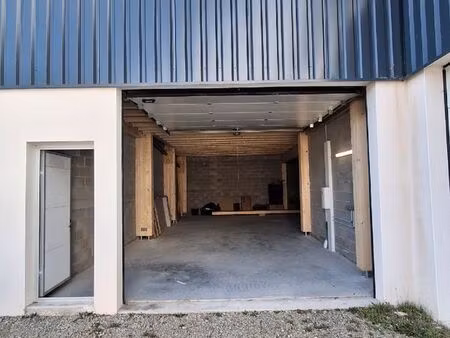 entrepôt de stockage 207 m2. cellule commerciale. atelier. dépôt