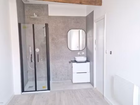 t2 chambre + bureau 50m2 dans un immeuble entièrement rénové bien situé proche mairie