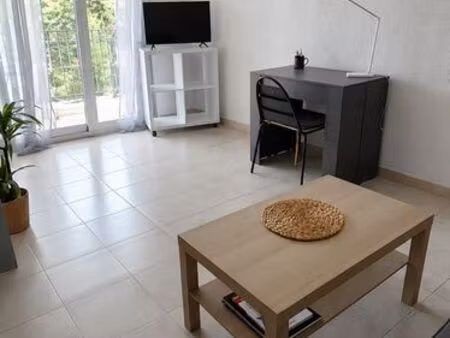 sympathique t2 meublé avec balcon sans vis-à-vis