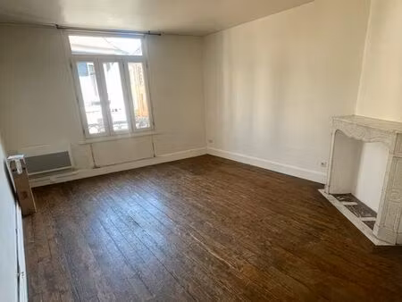 à louer : t2 entre les deux places – proche commerces et gare – 565