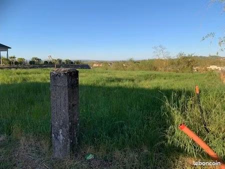montbazens  beau terrain plat de 1500m² entièrement viabilisé dans le village