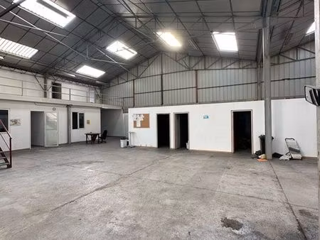 entrepôt avec bureaux
