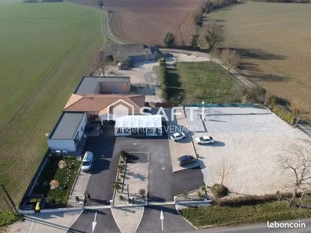 local 586 m² mansle