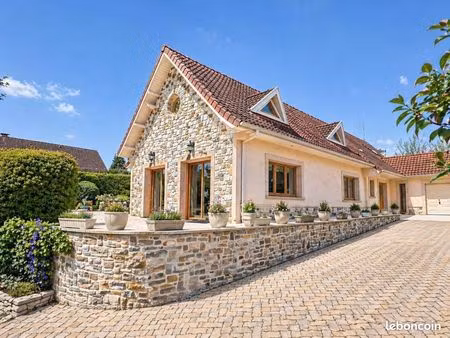 maison 8 pièces 225 m²