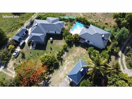 ensemble immobilier 2 villas récentes et un studio