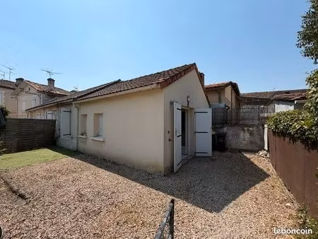 à louer : charmante maison de plain-pied - jardin clos - place parking privative en plein 