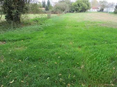 terrain 3500m2 avec eau  des activités en bordure du fleuve